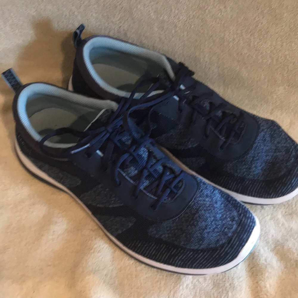LL Bean Women’s Navy Sneaker 9.5